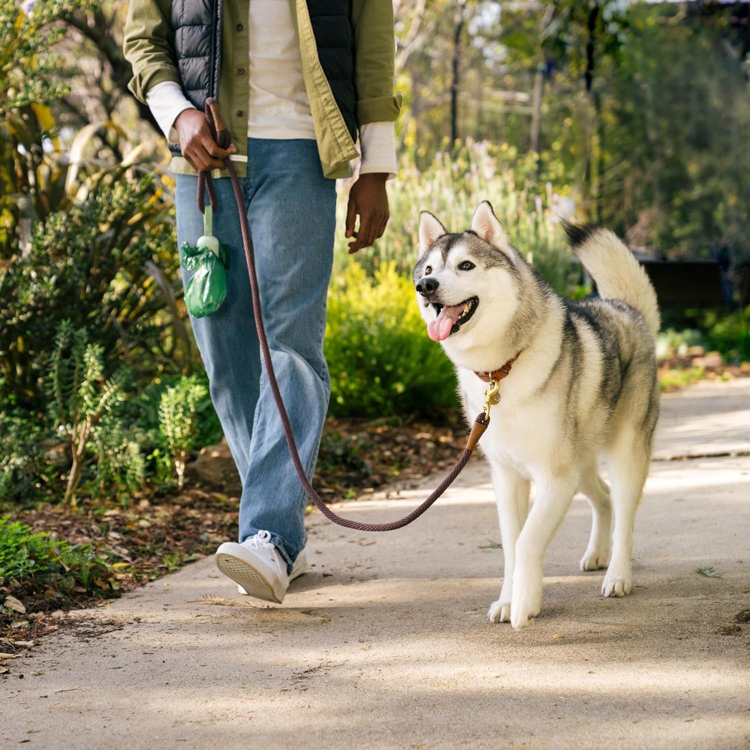 Durable Dog Waste Bag Dispenser with 900 Leakproof Lavender-Scented Bags